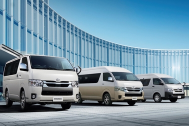 （左）：VAN・2WD・2800ディーゼル・標準ボディ・スーパーGL