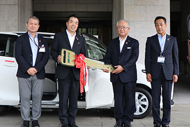 コロナ患者移送専用車を県に貸与