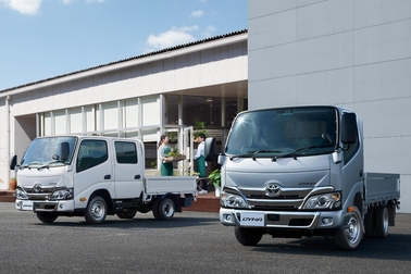 写真左はダブルキャブ・2WD・ジャストロー・木製デッキ・1.0トン積・2.0Lガソリン車