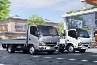 左）ワイドキャブ・2WD・ロングデッキ・フルジャストロー・2.0トン積