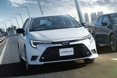 （左）：カローラ 特別仕様車 ACTIVE SPORT（2WD）