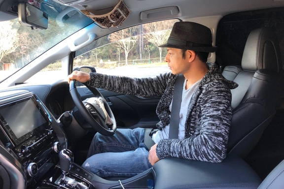 アルファード運転席