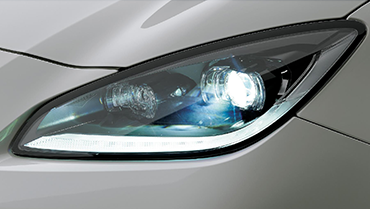 Bi-Beam LEDヘッドランプ（オートレベリング機能付＋LEDクリアランスランプ＋LEDターンランプ）点灯　■写真はRZ（6MT）。