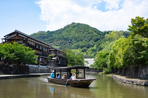 お堀をゆったりと進む船を、八幡山がやさしく見守っているよう
