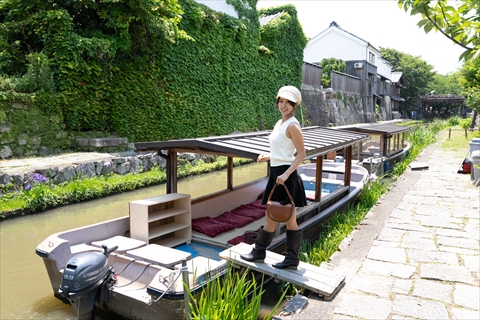 八幡堀を巡る和船は、エンジン船と手漕ぎ船の2種類。今回はエンジン船で軽やかな船旅へ