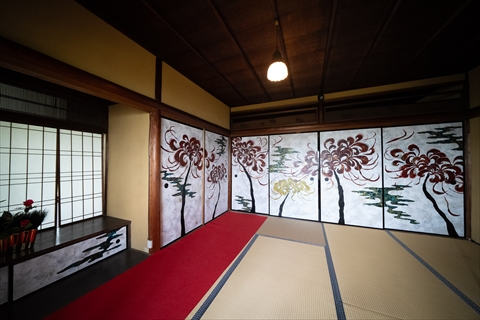 お茶室の曼珠沙華の襖絵は、mais氏によるもの